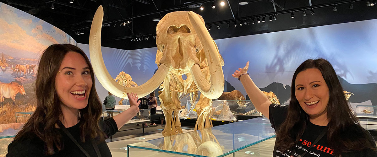 Lisa and Eleonora presenting the mammoth skeleton in the Natural History Hall.